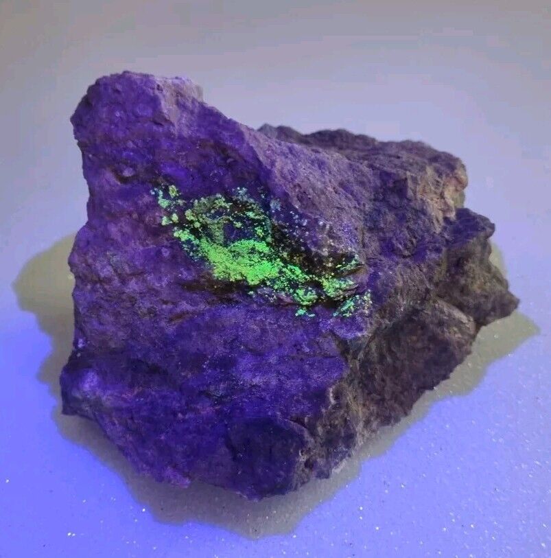 Zinczippeite under UV light